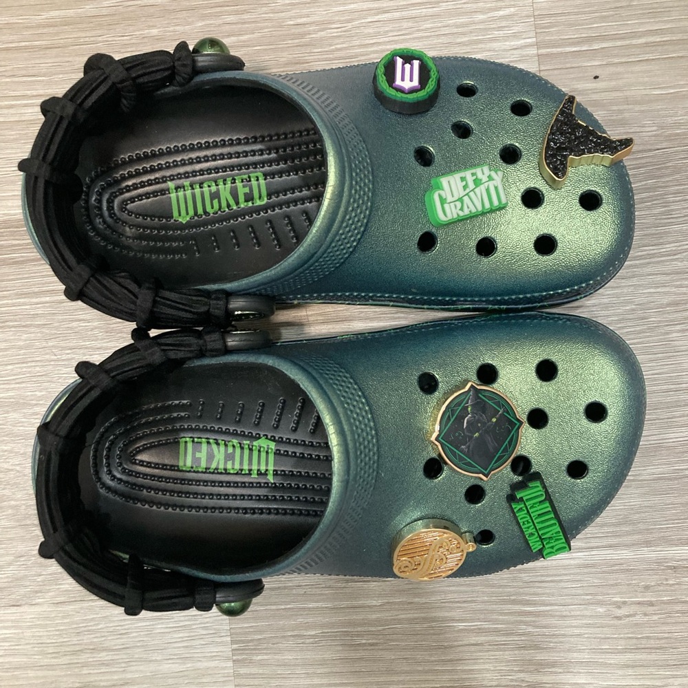 CROCS Special Edition Elphaba Wicked Crocs - Picture 4 of 7